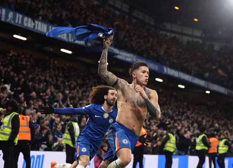 Chủ nhà Chelsea vùng lên mạnh mẽ để thắng ngược 3-2 sau giờ nghỉ, nhờ công João Pedro, Marc Cucurella và Enzo Fernandez. tai-xuong-1.jpg