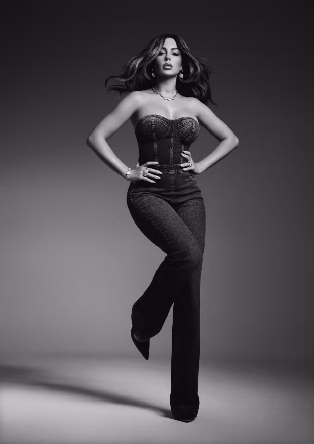 Georgina gây ấn tượng với trang phục denim trong buổi chụp hình. even-appears-go-nude-behind-9377-4-3545-1577.jpg