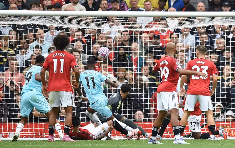 Jaidon Anthony gỡ hòa 2-2 cho Burnley ở phút thứ 66. man-utd-6.jpg