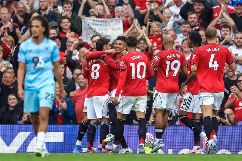Đội chủ nhà Man Utd trước đó vươn lên dẫn trước 1-0 sau khi Josh Cullen phản lưới nhà ở phút 27. man-utd-3.jpg