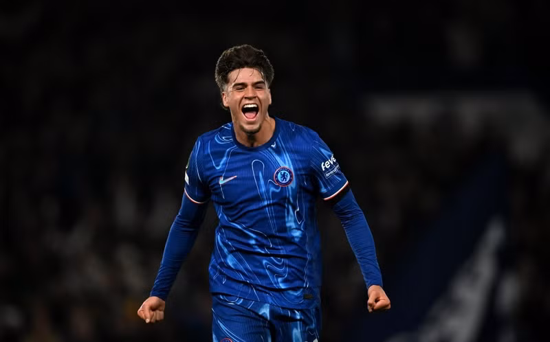 Sau đó chỉ 1 phút, tới lượt Marc Guiu ghi bàn để nhân đôi cách biệt cho Chelsea. 5-1369.jpg