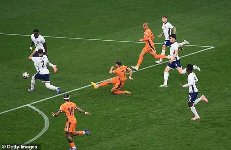 Xavi Simons ghi siêu phẩm mở tỷ số cho tuyển Hà Lan ở phút thứ 7 trận bán kết gặp tuyển Anh. Tiếc rằng, bàn thắng đẹp mắt này không thể giúp ‘Cơn lốc da cam đi tiếp’, bởi sau cùng họ thua ngược đối thủ 1-2. 10.jpeg