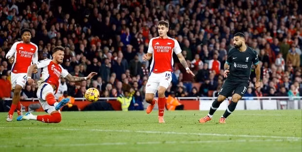 Mo Salah sau đó khiến khán đài sân Emirates câm lặng với bàn thắng quân bình tỷ số 2-2 cho Liverpool. 7-37-4816.jpg