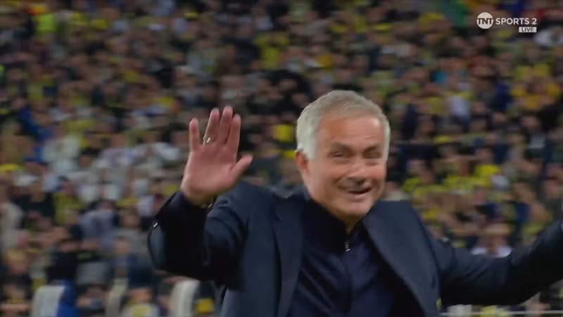 HLV Mourinho chỉ có thể cười trừ trước sự xuất sắc của thủ môn ‘Quỷ đỏ’. 5-1298-3316.jpg