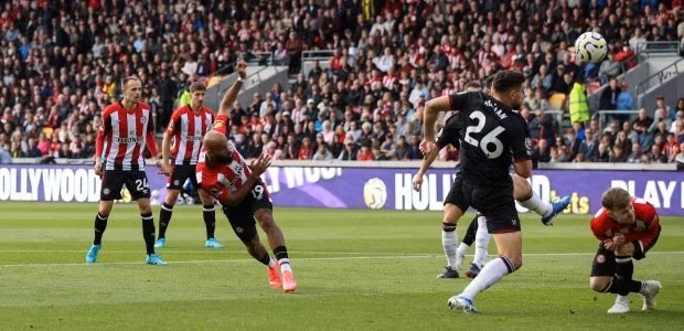 Tiền đạo Bryan Mbeumo của Brentford mở tỷ số chỉ sau 38 giây khi trọng tài nổi còi khai cuộc. 2.jpg
