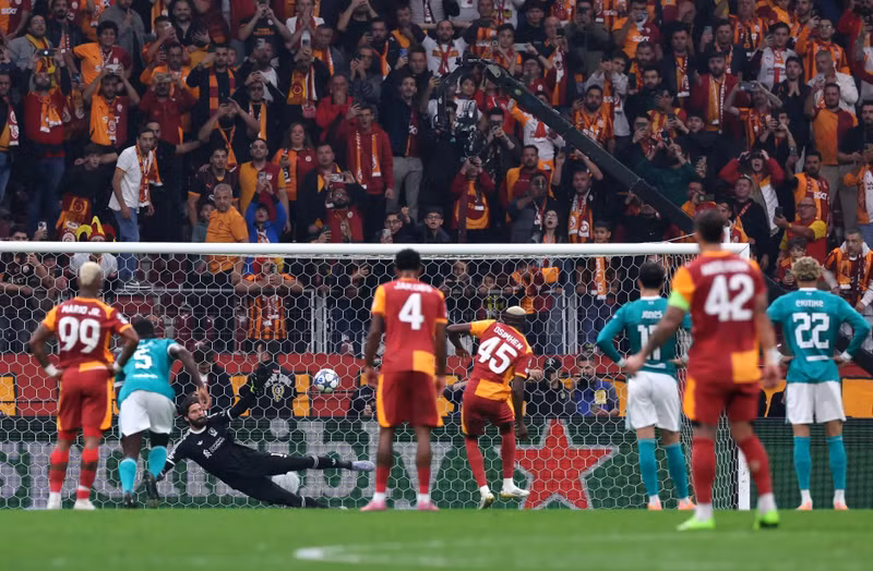 Trên chấm 11m, Victor Osimhen hạ gục thủ thành Liverpool để ghi bàn thắng duy nhất của trận đấu. liverpool-5.jpg