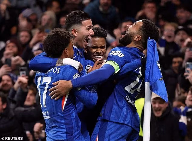 Dù vậy, Chelsea vẫn ghi được ba bàn thắng hợp lệ khác. chelsea-2.jpg