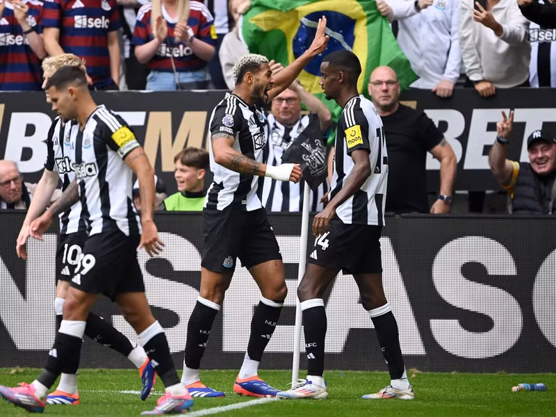 Newcastle cũng thắng đội khách Southampton 1-0 ở trận khai màn. 5.jpg