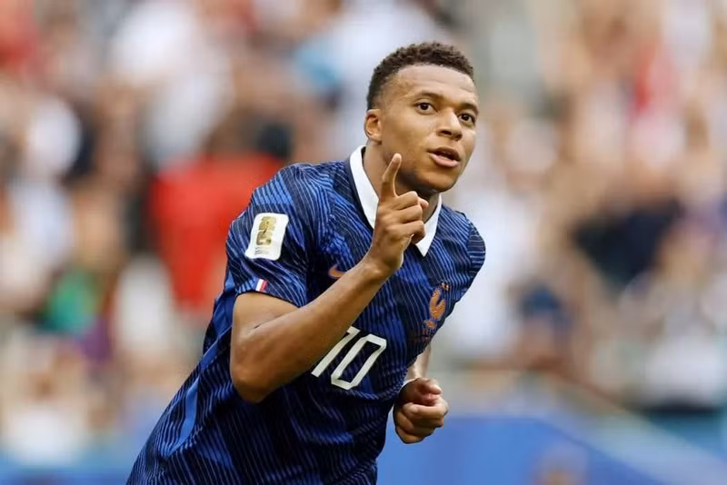 Liverpool từng tiến rất gần Mbappé khi Jurgen Klopp còn dẫn dắt đội bóng. Tiền đạo người Pháp tiết lộ mẹ anh yêu mến Liverpool và từng mong muốn con trai gia nhập đội chủ sân Anfield. mbappe-1.jpg