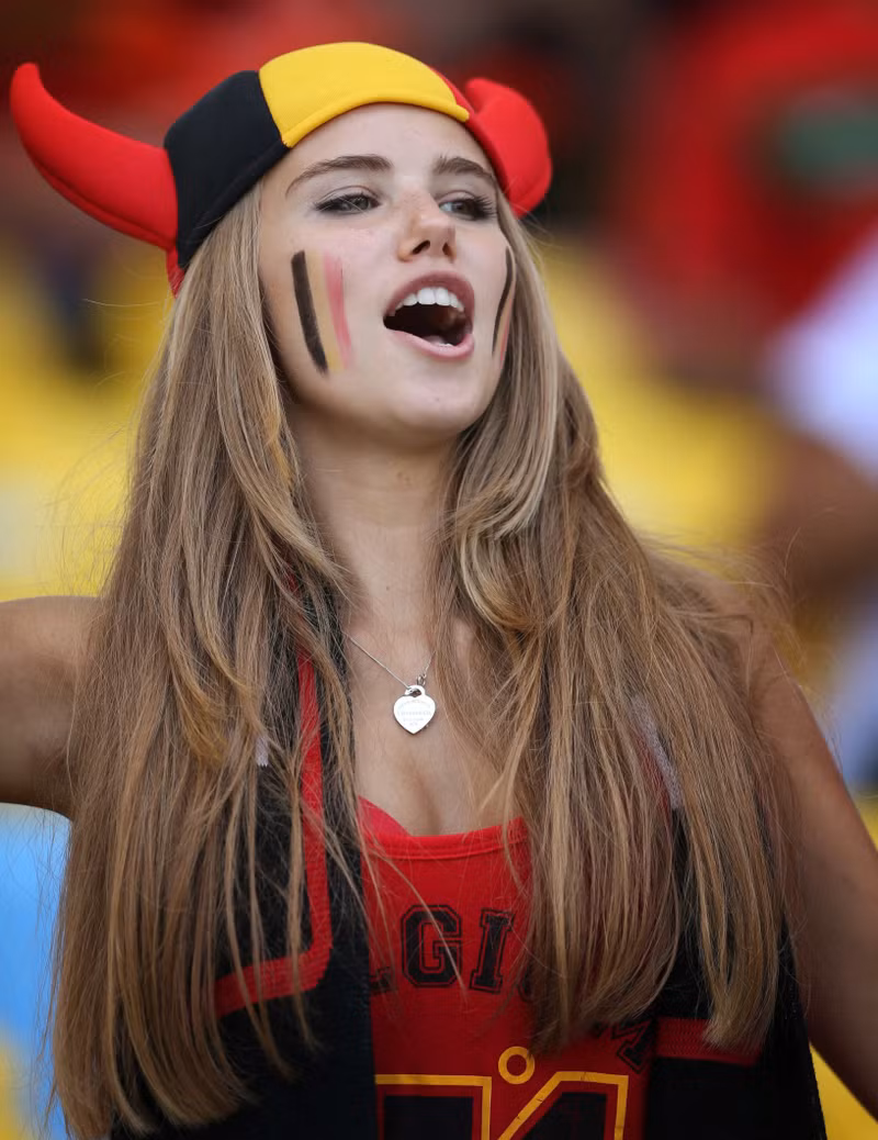 Axelle từng được xem là một trong những nữ cổ động viên nổi bật nhất World Cup 2014. Tuy nhiên, sự chú ý quá lớn cũng khiến các bài đăng cũ trên mạng xã hội của cô nhanh chóng bị công chúng soi xét. fan-3.jpg
