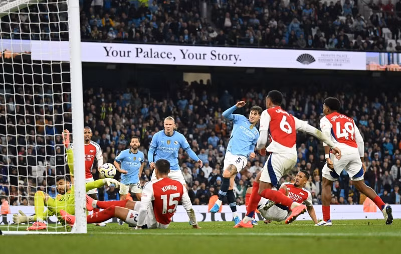 Bàn gỡ hòa nhờ công của John Stones ở phút thứ 98 giúp Man City giật về 1 điểm trước Arsenal trên sân Etihad. 2.jpg