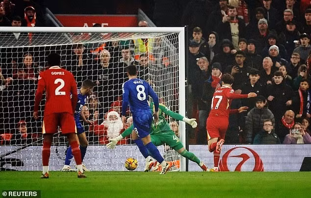 Chỉ 4 phút sau đó, Curtis Jones đưa Liverpool vươn lên dẫn trước 2-1, trước khi Salah ấn định chiến thắng ngọt ngào cho chủ nhà. livepool-07.jpg
