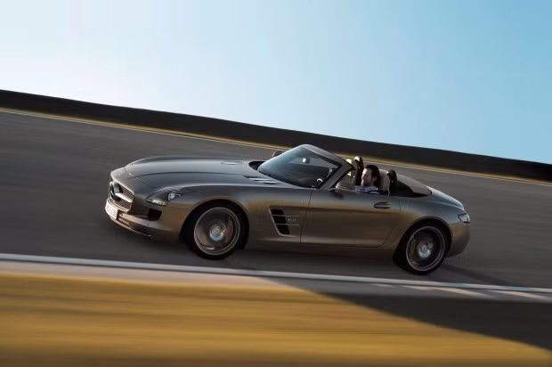 Salah cũng tậu chiếc Mercedes-Benz SLS AMG Roadster với giá 175.000 bảng Anh. 8.jpg