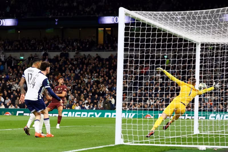 Matheus Nunes ghi bàn rút ngắn tỷ số 1-2 cho Manchester City trước khi hiệp một kết thúc. 5-7766.jpg
