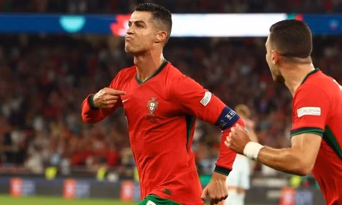 Đáng chú ý, đây là trận đấu mà Ronaldo dự bị vào sân, song toả sáng với pha lập công giúp ấn định chiến thắng 2-1 cho Bồ Đào Nha ở phút 88. 5.jpg
