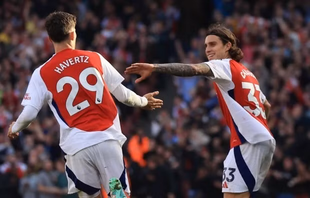 Nhận bàn thua choáng váng, các cầu thủ Arsenal càng dồn dập tấn công mạnh mẽ hơn. 3-1535.jpg