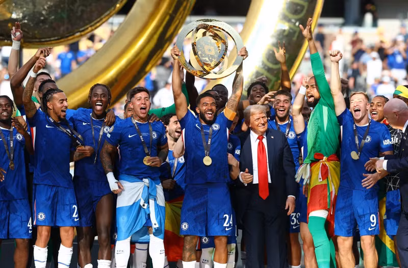 Tổng thống Mỹ Donald Trump góp mặt trong màn nâng cúp của các cầu thủ Chelsea. chelsea-9-7180.jpg
