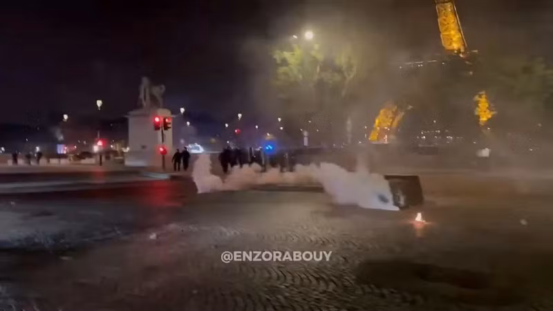 Các thùng rác bị đốt cháy trên đường phố Paris. pique-05.jpg