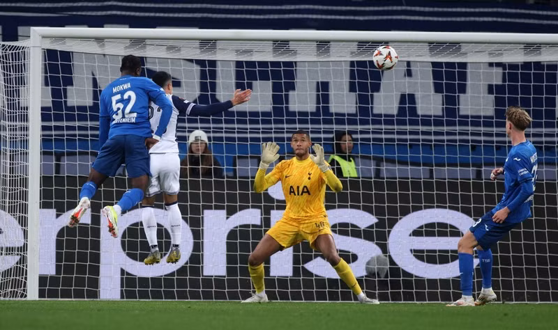 Chủ nhà vùng lên sau đó nhưng họ chỉ có được bàn gỡ của David Mokwa ở phút 88. tottenham-07.jpg