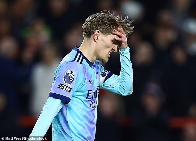 Martin Odegaard cũng không thể truyền cảm hứng cho các đồng đội tại Arsenal giành chiến thắng. arsenal-02-901.jpg