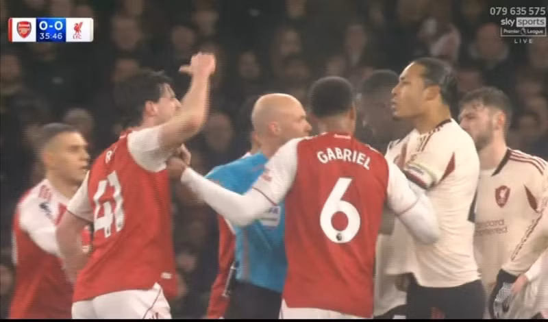 Declan Rice của Arsenal và Virgil van Dijk của Liverpool “đối đầu căng thẳng” trong hiệp một trận tại sân Emirates. arsenal-2.jpg