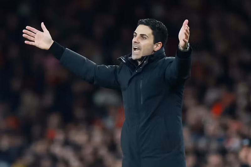 Bản thân HLV Mikel Arteta của Arsenal cũng phải nhận thẻ vàng trong trận đấu này. arsenal-12.jpg