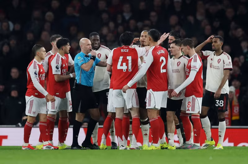 Rất đông cầu thủ của cả chủ lẫn khách cùng tham gia vào tình huống cẳng thẳng này. arsenal-4.jpg