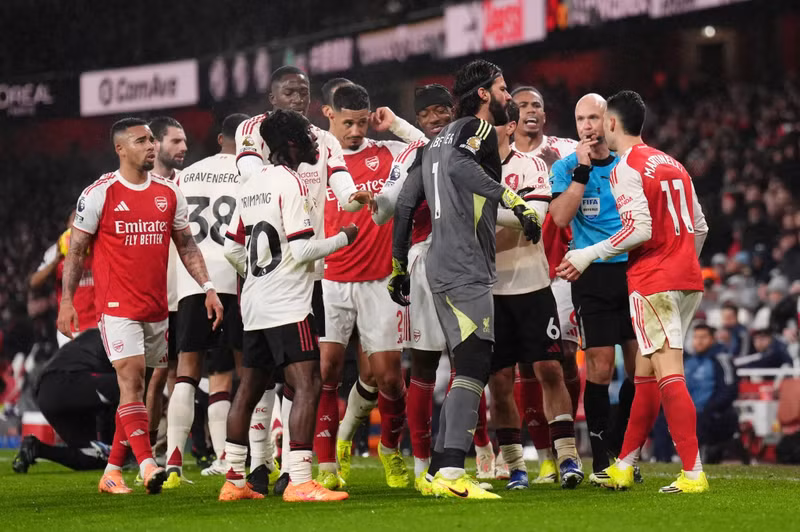Vụ việc đã châm ngòi cho một cuộc gay gắt lớn giữa hai bên. arsenal-8.jpg