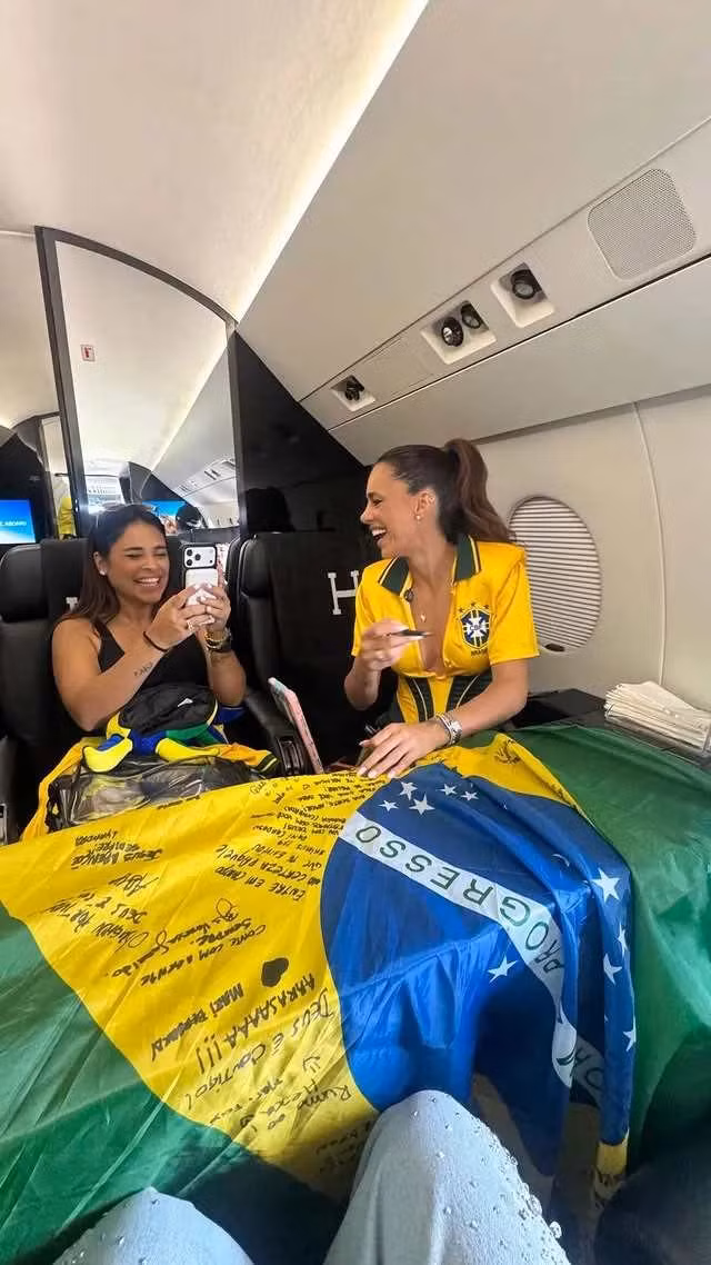 Bruna Biancardi cười rạng rỡ bên bạn bè và lá cờ Brazil. Chuyến đi được mô tả là một phần trong hành trình cổ vũ đặc biệt cô dành cho Selecao neymar-5.jpg
