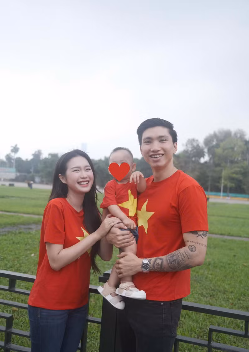 Hậu vệ Đoàn Văn Hậu và Top 10 Hoa hậu Việt Nam 2020 Doãn Hải My đã chia sẻ bộ ảnh kỷ niệm tại Quảng trường Ba Đình, Hà Nội, nhân dịp lễ 30/4 – 1/5. 1.png