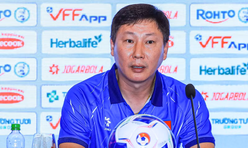 Điều này đồng nghĩa HLV Kim Sang-sik không thể trực tiếp dẫn dắt cả hai đội cùng lúc, mà buộc phải chọn đội U23 hoặc đội tuyển Việt Nam. kim.png
