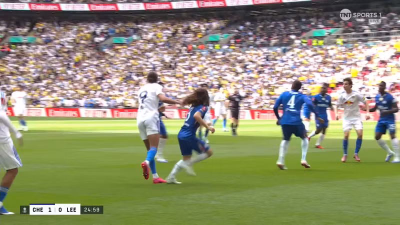 Trận đấu cũng gây tranh cãi khi Dominic Calvert-Lewin của Leeds United thoát thẻ đỏ dù giật tóc Marc Cucurella. chelsea-6.jpg