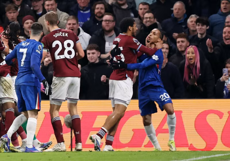 Trung vệ Jean-Clair Todibo lao tới túm lấy Joao Pedro, đẩy cầu thủ Chelsea dạt vào sát bảng quảng cáo và dùng hai tay ghì vào vùng cổ đối phương. 3.jpg