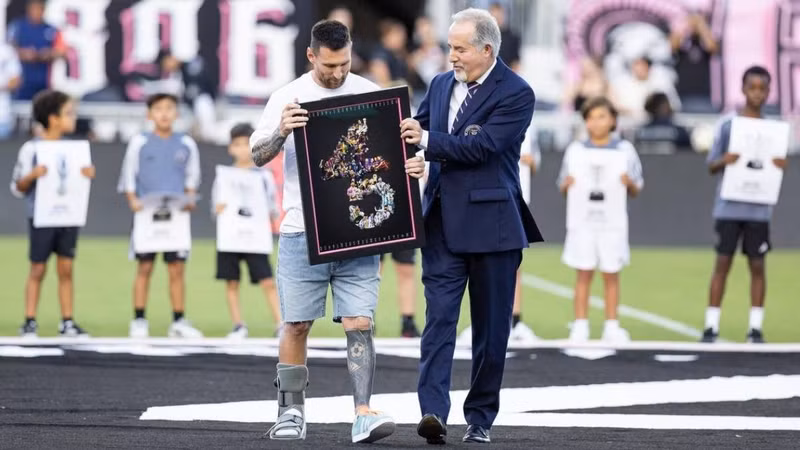 Messi tập tễnh lên nhận vinh danh đặc biệt. M10 đang bị chấn thương mắt cá chân, gặp phải trong trận chung kết Copa America hôm 15/7. Messi06.jpeg