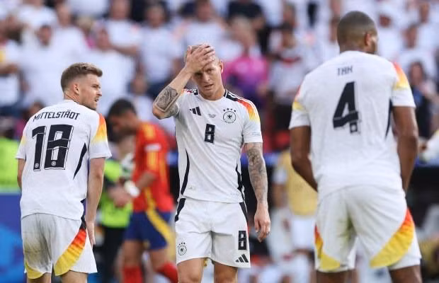 Toni Kroos khép lại sự nghiệp lẫy lừng nhưng chưa trọn vẹn với giải đấu trên sân nhà. TBN13.jpeg