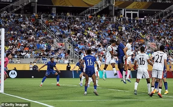 Al-Hilal lại vươn lên dẫn trước và bàn thắng được ghi do công của Kalidou Koulibaly ở phút 94 hiệp phụ. man-city-8.jpg