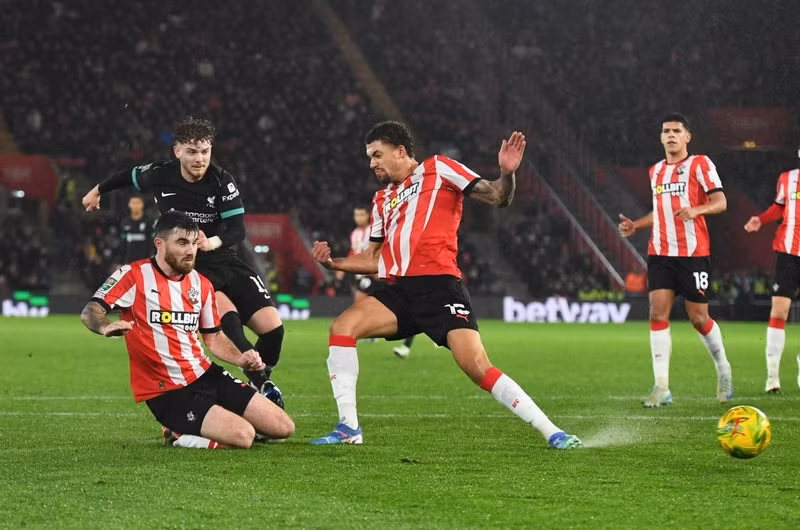 Harvey Elliot nâng tỷ số lên 2-0 cho Liverpool ở phút 32 và tỷ số trên được giữ nguyên cho đến hết hiệp một. 5-3772.jpg