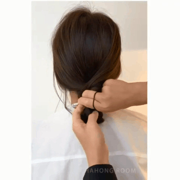 Học ngay 4 bước búi tóc cực dễ giúp bạn sang chảnh cực kỳ cá tính ảnh 4 Học ngay 4 bước búi tóc cực dễ giúp bạn sang chảnh cực kỳ cá tính ảnh 4