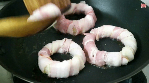 Mát trời làm món thịt ba chỉ cuộn hành tây ngon khó cưỡng ảnh 2 Thịt ba chỉ cuộn hành tây ngon ngọt khó cưỡng - 1