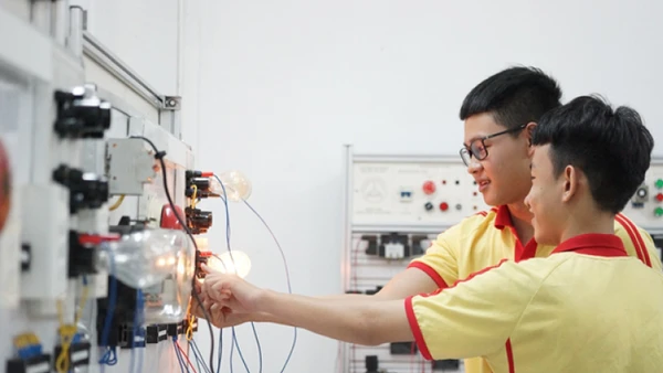 Sinh viên Trường Cao đẳng Miền Trung trong giờ thực hành.