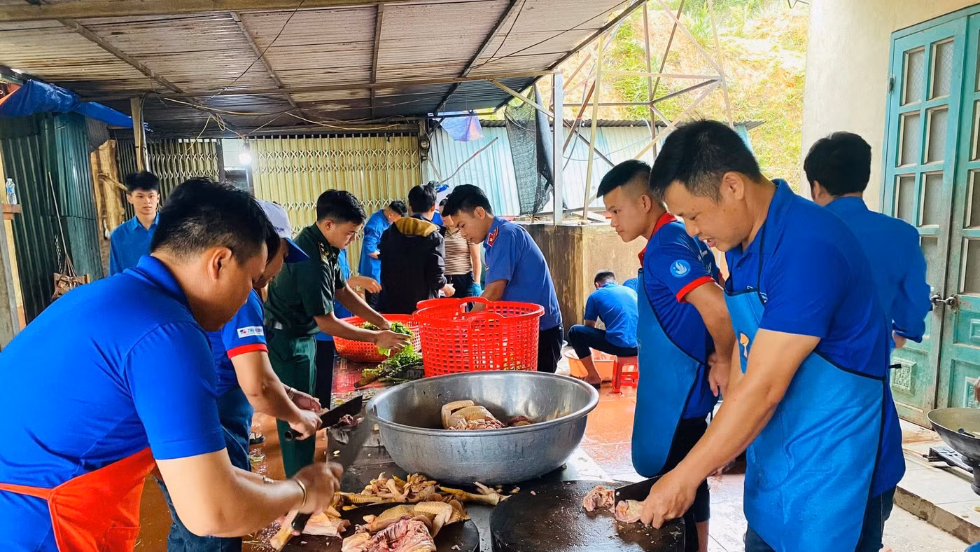 Công tác chuẩn bị cho bữa trưa ngày 11/6.