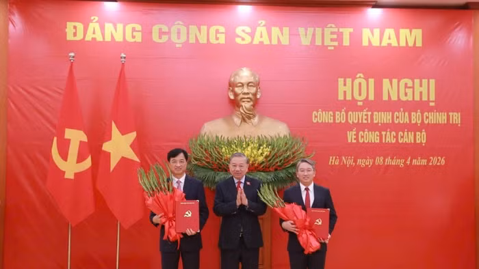 Tổng Bí thư, Chủ tịch nước Tô Lâm trao quyết định cho ông Nguyễn Duy Ngọc (ngoài cùng bên trái). Ảnh: TP.