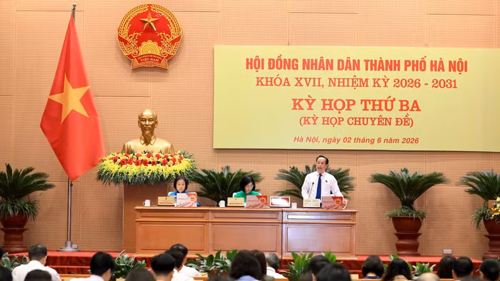 Phó Chủ tịch Thường HĐND TP Hà Nội Trần Thế Cương điều hành nội dung kỳ họp. (Ảnh: TT).