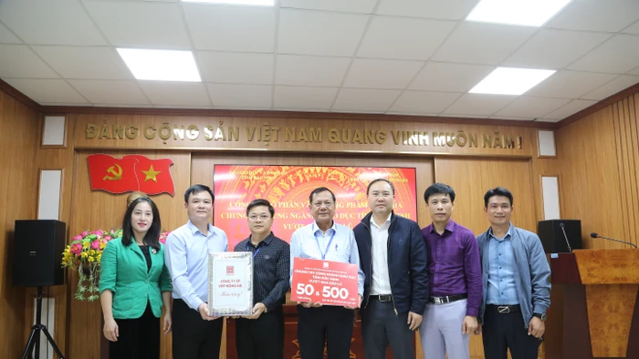 Đoàn Bộ GD&ĐT và Công ty CP Văn phòng phẩm Hồng Hà trao quà cho đại diện Sở GD&ĐT Bắc Ninh.
