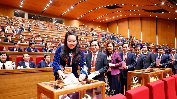 Đại biểu bỏ phiếu bầu Ban Chấp hành Trung ương Đảng khoá XIV. Ảnh: TTXVN.