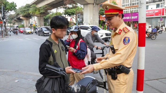 CSGT xử lý học sinh vi phạm trật tự ATGT tại khu vực các cổng trường học.