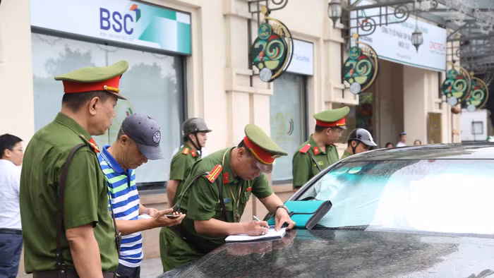 Công an phường Cửa Nam lập biên bản trường hợp xe ô tô dừng đỗ sai quy định. Ảnh: Đăng Chung
