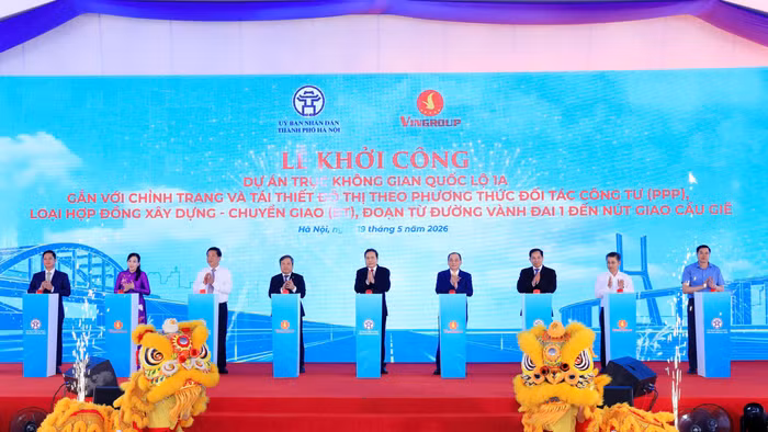 Ủy viên Bộ Chính trị, Chủ tịch Quốc hội Trần Thanh Mẫn cùng các đại biểu thực hiện nghi thức khởi công Dự án. Ảnh: Lê Hải.