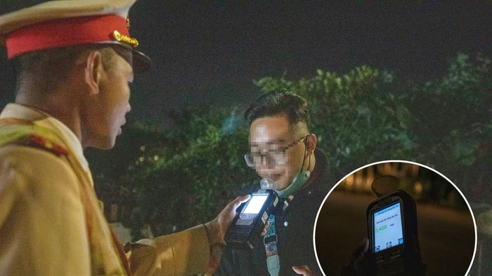 CSGT kiểm tra nồng độ cồn lái xe.