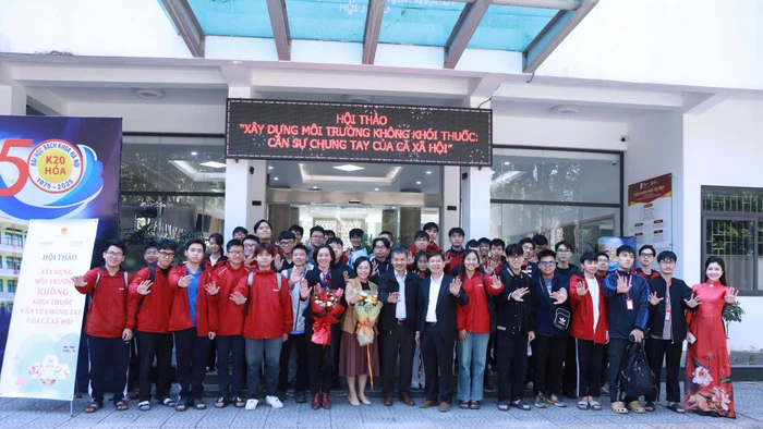 Đại biểu cùng một số sinh viên chụp ảnh lưu niệm tại Hội thảo.